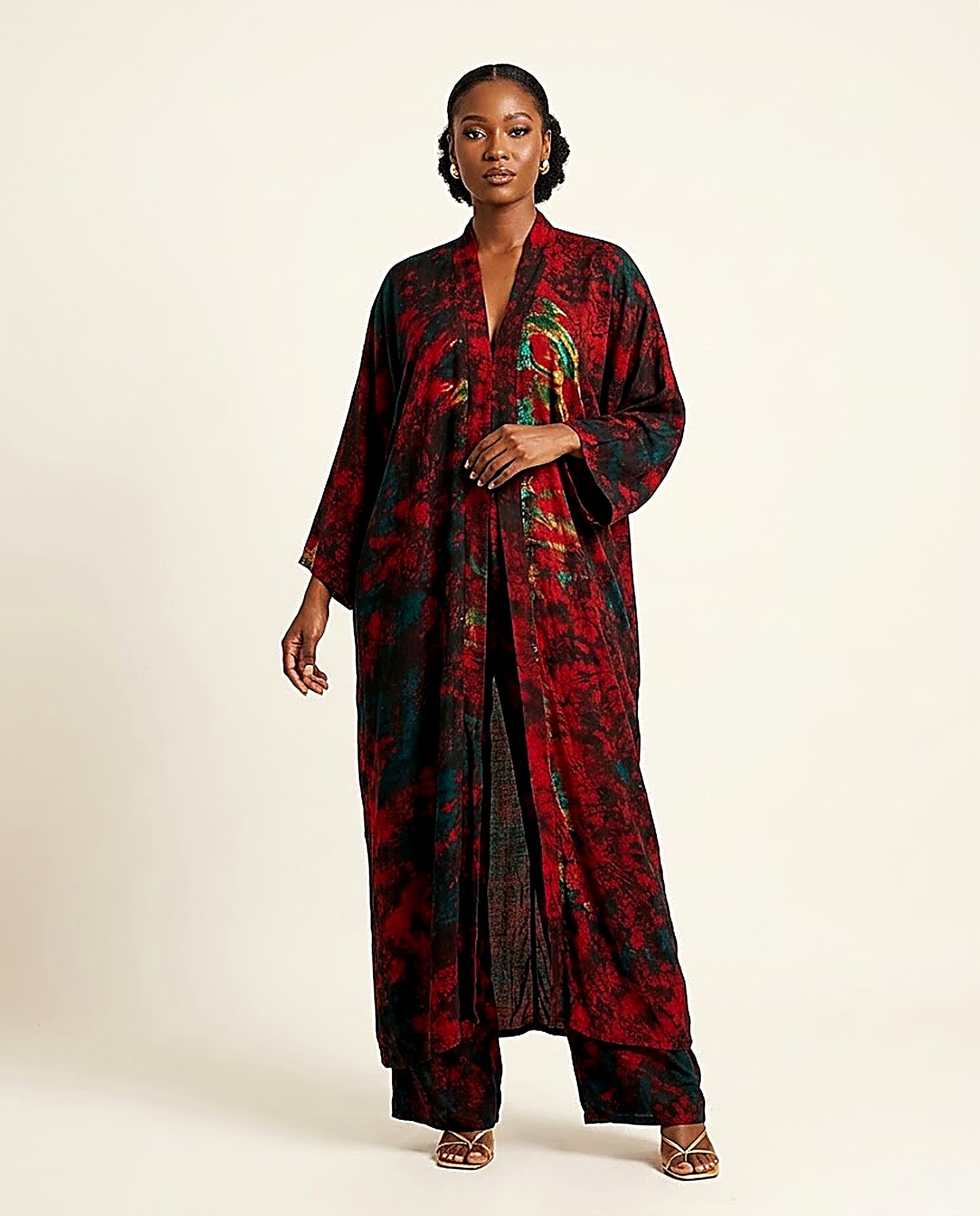Kimono Karima porté ouvert sur un pantalon assorti — campagne SHASHA Collection